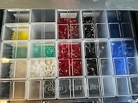 Legbordstelling met diverse robotonderdelen - afbeelding 10 van  28