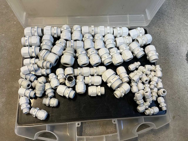 Legbordstelling met diverse robotonderdelen - afbeelding 11 van  28