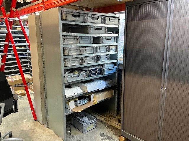 Legbordstelling met diverse robotonderdelen - afbeelding 1 van  28