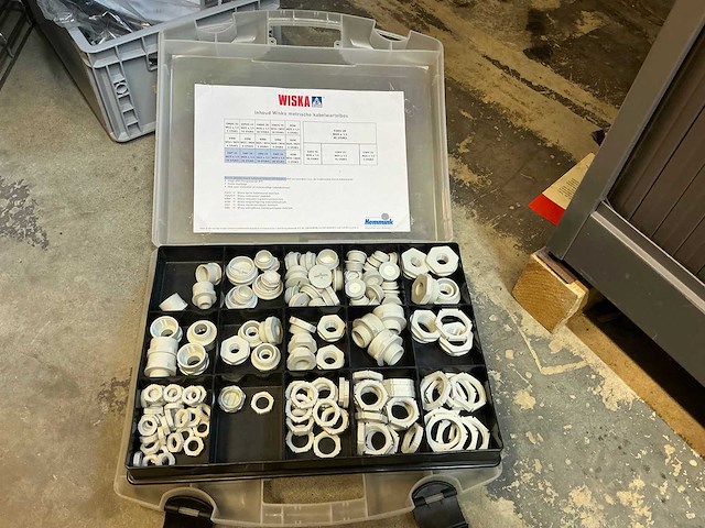 Legbordstelling met diverse robotonderdelen - afbeelding 13 van  28