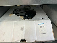 Legbordstelling met diverse robotonderdelen - afbeelding 14 van  28