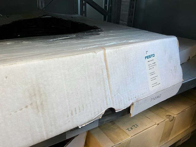 Legbordstelling met diverse robotonderdelen - afbeelding 15 van  28