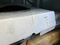 Legbordstelling met diverse robotonderdelen - afbeelding 15 van  28