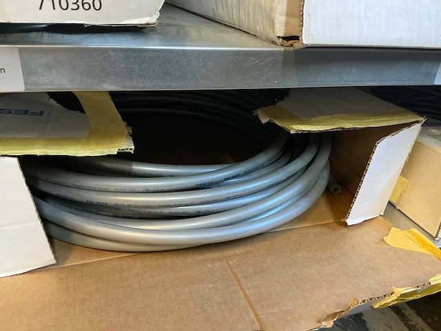 Legbordstelling met diverse robotonderdelen - afbeelding 16 van  28