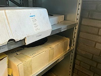 Legbordstelling met diverse robotonderdelen - afbeelding 17 van  28