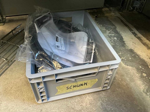 Legbordstelling met diverse robotonderdelen - afbeelding 18 van  28