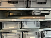 Legbordstelling met diverse robotonderdelen - afbeelding 19 van  28