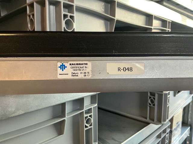 Legbordstelling met diverse robotonderdelen - afbeelding 21 van  28