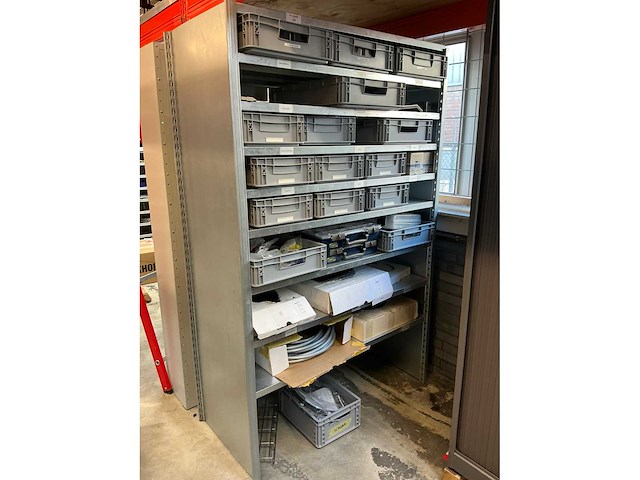 Legbordstelling met diverse robotonderdelen - afbeelding 12 van  28