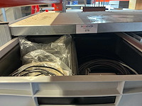 Legbordstelling met diverse robotonderdelen - afbeelding 22 van  28