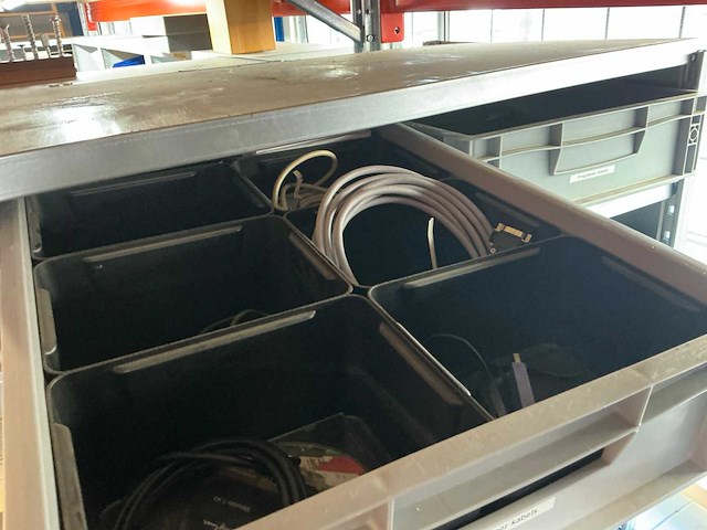 Legbordstelling met diverse robotonderdelen - afbeelding 23 van  28