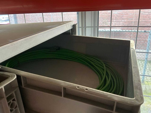 Legbordstelling met diverse robotonderdelen - afbeelding 24 van  28