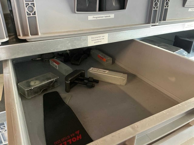 Legbordstelling met diverse robotonderdelen - afbeelding 25 van  28