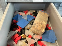 Legbordstelling met diverse robotonderdelen - afbeelding 26 van  28