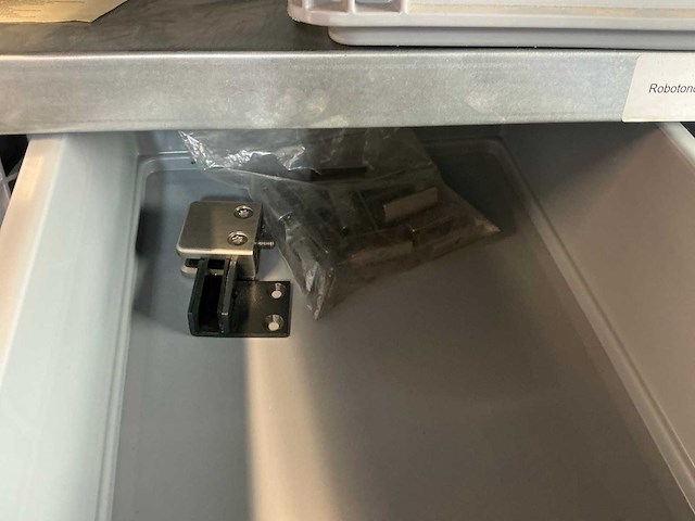 Legbordstelling met diverse robotonderdelen - afbeelding 27 van  28