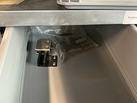 Legbordstelling met diverse robotonderdelen - afbeelding 27 van  28