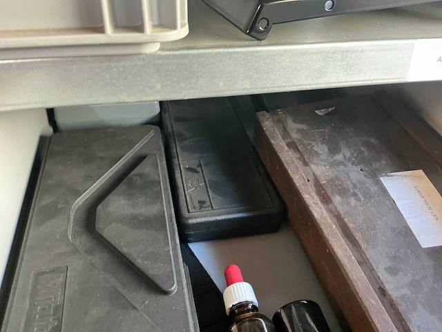 Legbordstelling met diverse robotonderdelen - afbeelding 28 van  28