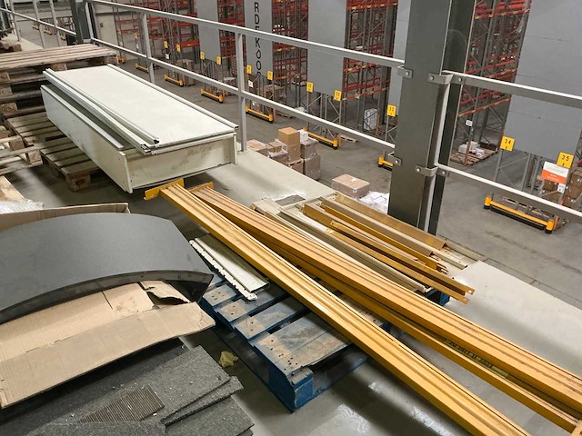 Legbordstellingen, kantoorinventaris en diversen - afbeelding 8 van  53