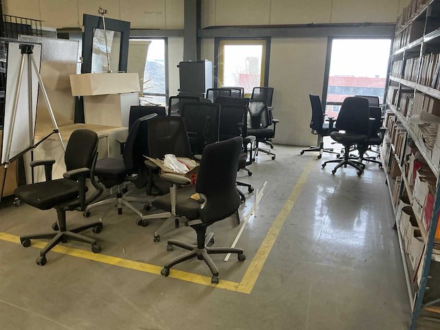 Legbordstellingen, kantoorinventaris en diversen - afbeelding 9 van  53