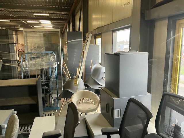 Legbordstellingen, kantoorinventaris en diversen - afbeelding 11 van  53