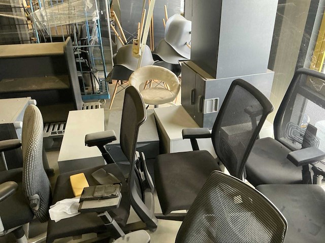 Legbordstellingen, kantoorinventaris en diversen - afbeelding 13 van  53