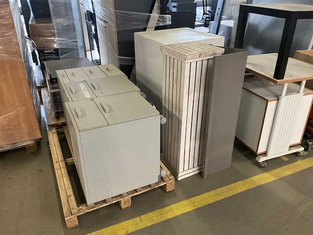 Legbordstellingen, kantoorinventaris en diversen - afbeelding 14 van  53