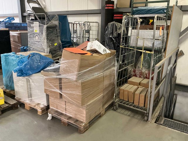 Legbordstellingen, kantoorinventaris en diversen - afbeelding 17 van  53