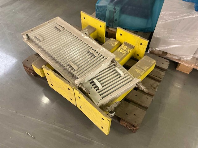 Legbordstellingen, kantoorinventaris en diversen - afbeelding 19 van  53