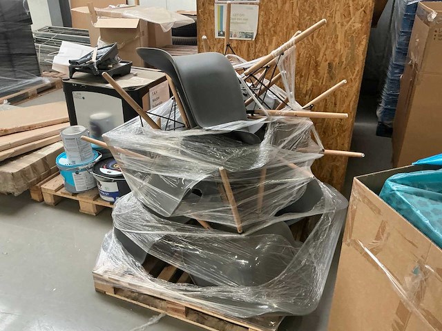 Legbordstellingen, kantoorinventaris en diversen - afbeelding 25 van  53