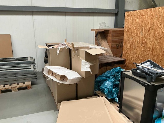 Legbordstellingen, kantoorinventaris en diversen - afbeelding 26 van  53