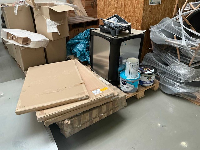 Legbordstellingen, kantoorinventaris en diversen - afbeelding 27 van  53