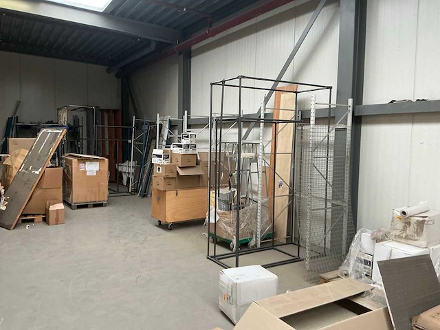 Legbordstellingen, kantoorinventaris en diversen - afbeelding 30 van  53