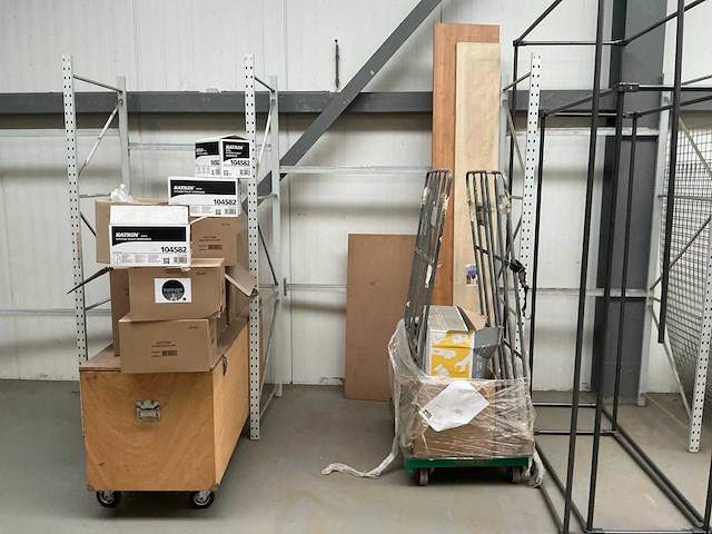 Legbordstellingen, kantoorinventaris en diversen - afbeelding 31 van  53