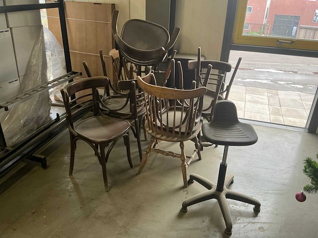 Legbordstellingen, kantoorinventaris en diversen - afbeelding 23 van  53