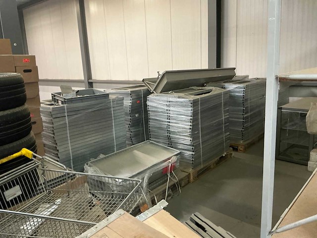 Legbordstellingen, kantoorinventaris en diversen - afbeelding 37 van  53