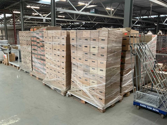 Legbordstellingen, kantoorinventaris en diversen - afbeelding 38 van  53