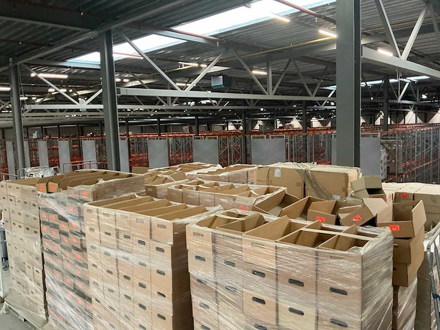 Legbordstellingen, kantoorinventaris en diversen - afbeelding 39 van  53