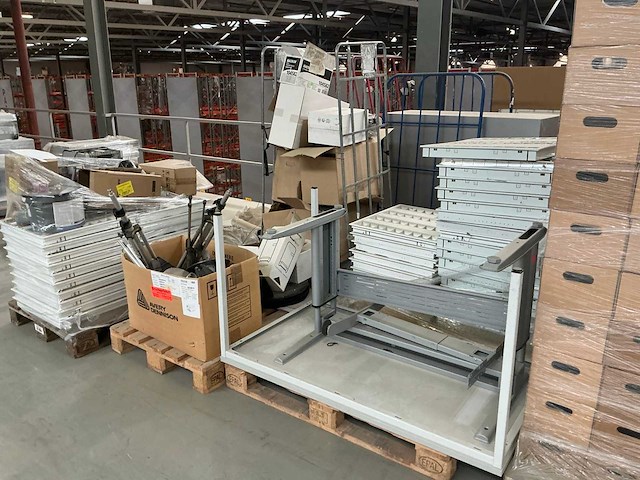 Legbordstellingen, kantoorinventaris en diversen - afbeelding 40 van  53