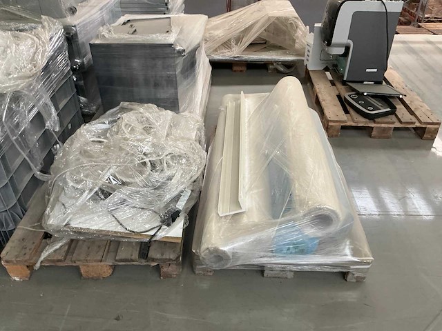 Legbordstellingen, kantoorinventaris en diversen - afbeelding 43 van  53