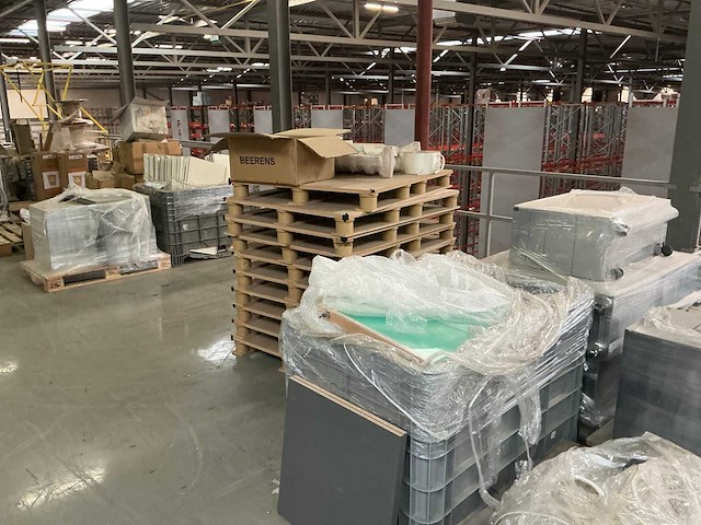 Legbordstellingen, kantoorinventaris en diversen - afbeelding 44 van  53