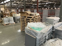 Legbordstellingen, kantoorinventaris en diversen - afbeelding 44 van  53