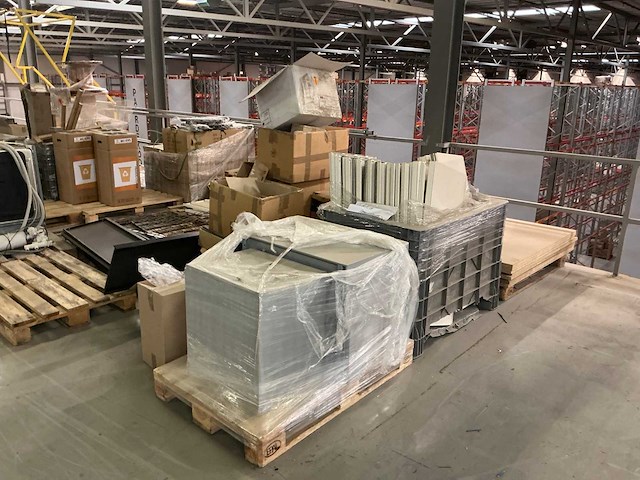 Legbordstellingen, kantoorinventaris en diversen - afbeelding 46 van  53