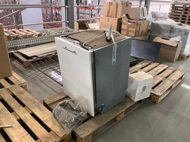 Legbordstellingen, kantoorinventaris en diversen - afbeelding 48 van  53