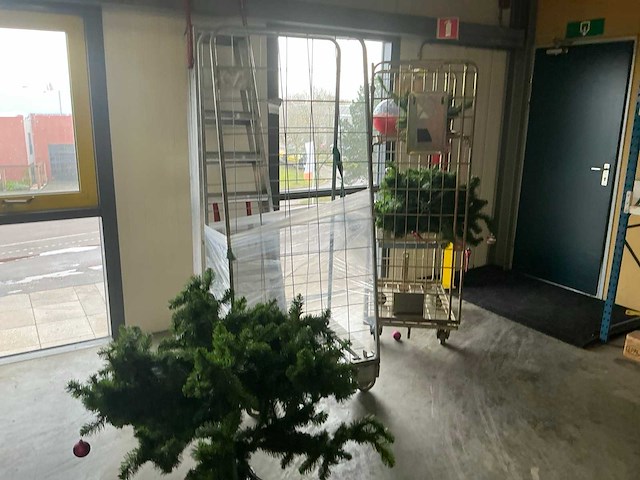 Legbordstellingen, kantoorinventaris en diversen - afbeelding 45 van  53