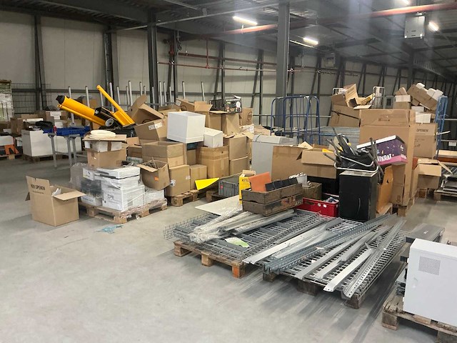 Legbordstellingen, kantoorinventaris en diversen - afbeelding 2 van  48