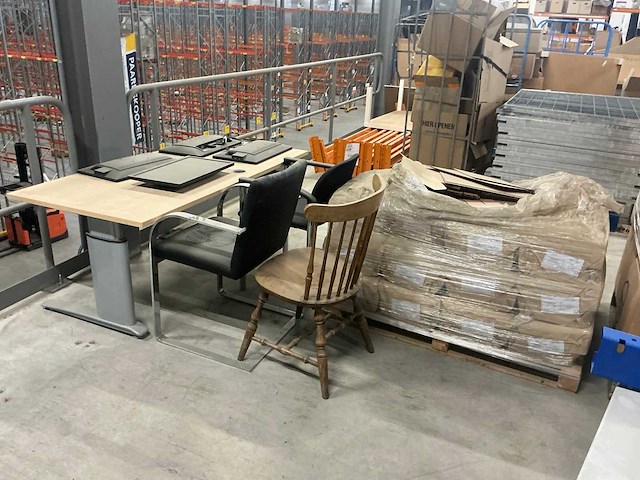 Legbordstellingen, kantoorinventaris en diversen - afbeelding 4 van  48