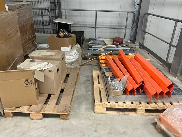 Legbordstellingen, kantoorinventaris en diversen - afbeelding 5 van  48