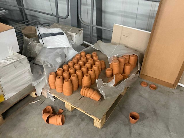 Legbordstellingen, kantoorinventaris en diversen - afbeelding 9 van  48