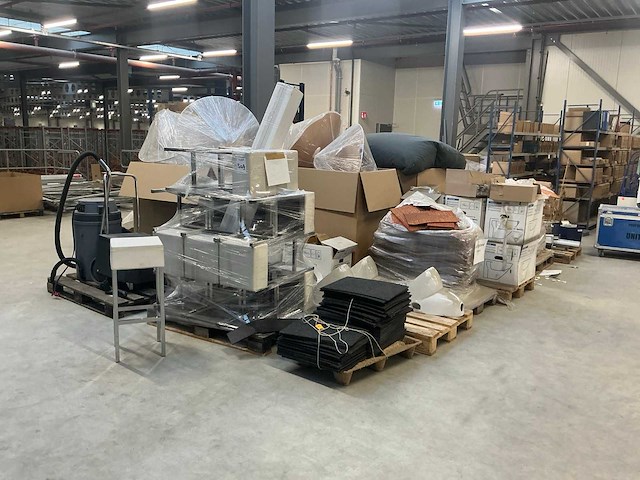 Legbordstellingen, kantoorinventaris en diversen - afbeelding 1 van  48