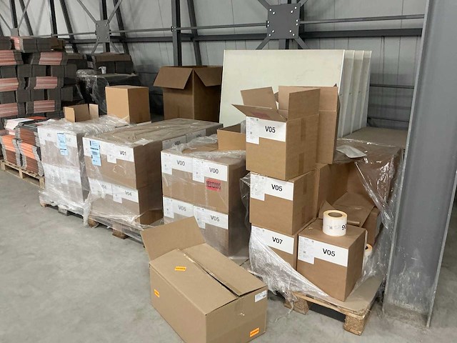 Legbordstellingen, kantoorinventaris en diversen - afbeelding 13 van  48